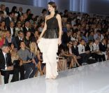 La belle Miranda Kerr défile devant le très fier Orlando Bloom lors de la présentation du prêt-à-porter printemps-été 2012 de Dior à Paris, le 30 octobre 2011<br />