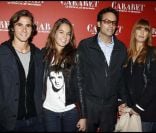 Anthony Delon, sa femme Sophie Clerico, sa demi-soeur Anouchka Delon et son compagnon Julien Dereins à la première de Cabaret au Théâtre de Marigny à Paris, le 6 octobre 2011.