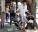 Jessica Alba et Cash Warren présentent enfin leur petite Haven née le 13  août 2011. Honor quant à elle est toujours en pleine forme ! Beverly  Hills, 8 octobre 2011