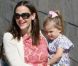 Jennifer Garner est épanouie lorsqu'elle se promène avec ses adorables Seraphina et Violet à Los Angeles le 9 octobre 2011 