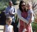 Jennifer Garner enceinte et ses deux filles Violet et Seraphina  se rendent à un musée avec une amie à Los Angeles le 9 octobre 2011  