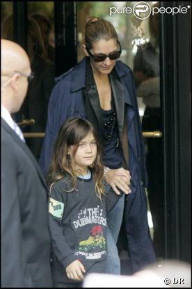 Céline Dion quittant son hôtel parisien avec son fils