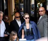 Céline Dion quittant son hôtel parisien avec son fils