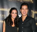 Mario Lopez heureux en compagnie de sa belle Courtney Mazza, à Las Vegas le 9 octobre 2011