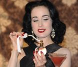 Dita Von Teese enivrante à Milan pour présenter le coffret qu\'elle a réalisé pour Cointreau. Le 11 octobre 2011