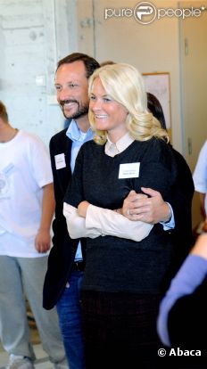 Le prince Haakon et la princesse Mette-Marit, toujours en parfaite harmonie, en visite le 11 octobre 2011 à l'Institut du Travail de Buskerud.