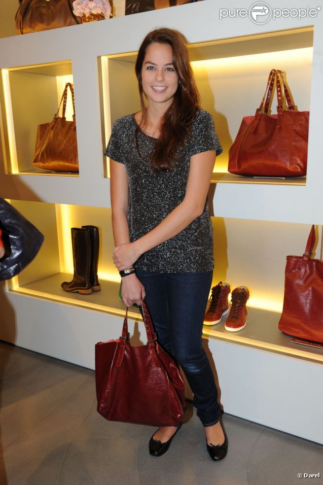 Anouchka Delon lors du happening Darel où le Simple Bag a été célébré ! Le 11 octobre 2011 à la nouvelle boutique Gérard Darel, 46 rue du Bac. 75007 PARIS.