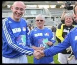François Hollande et Bernard Laporte au match caritatif 'pour ne pas oublier' au stade Charléty, le 20/05/08