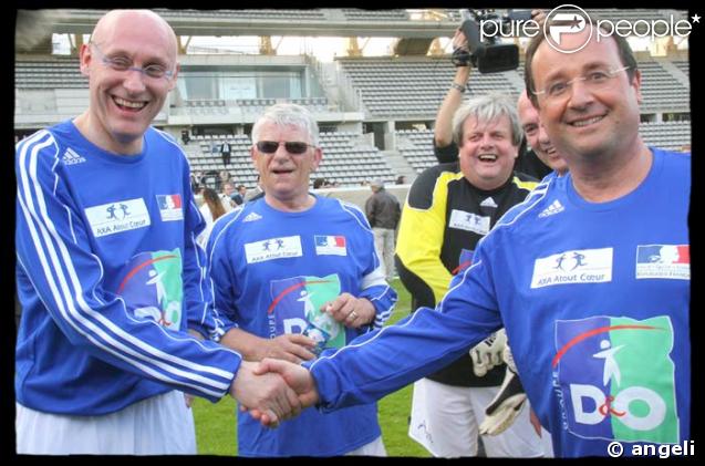 François Hollande et Bernard Laporte au match caritatif 'pour ne pas oublier' au stade Charléty, le 20/05/08