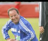 François Hollande, genou à terre mais le sourire aux lèvres !