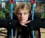 Mélanie Laurent et Denis Ménochet dans Les Adoptés. 