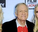 Hugh Hefner, de Playboy, était bien entouré à l'avant première de Rhum Express le 13 octobre 2011 à Los Angeles.