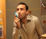 <p>Zinedine Soualem se fait beau pour Despina Ricci. Zinedine, ça te va bien la barbe de trois jours...</p>
<p>La chanteuse franco-grecque fait appel à quelques guests de qualité pour attirer les regards et les tympans sur <em>What I Am</em>, chanson
