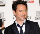 Robert Downey Jr. et son prix d'honneur, le 14 octobre 2011 à Beverly Hills, Californie.