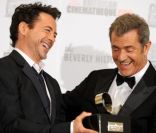 Robert Downey Jr. et Mel Gibson, complices, le 14 octobre 2011 à Beverly Hills, Californie.