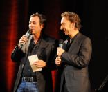 Bernard Montiel et Stéphane Bern lors du concert organisé par l'association Faire Face, à Avignon, samedi 15 octobre 2011.