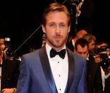 Ryan Gosling, en costume Salvatore Ferragamo, se la joue James Bond des temps moderne avec du satin bleu. Cannes, le 20 mai 2011. 