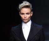 Le costume, adapté au féminin par Dolce & Gabbana dans sa collection Automne-Hiver 2011. 