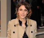 Inventé par Burberry, c'est toujours la marque britannique qui les réalise le mieux. Véritable must des garde-robes, toutes les fashionistas dont Alexa Chung y ont succombé. 
