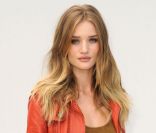 Rosie Huntington-Whiteley, égérie du parfum Body de Burberry, envoûtante dans son trench coat orange en cuir. Londres, le 19 septembre 2011. 