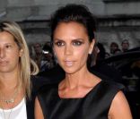 Victoria Beckham, effectuant une entrée remarquée au défilé Burberry Printemps/Été 2010 à Londres. 