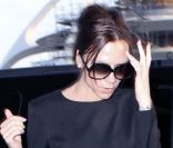 Robe noire et lunettes de soleil oversize : Victoria Beckham s'inspire clairement de son idole Audrey Hepburn. 