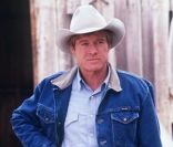L'acteur américain Robert Redford, dans le film  L'homme Qui Murmurait A L'oreille Des Chevaux . 