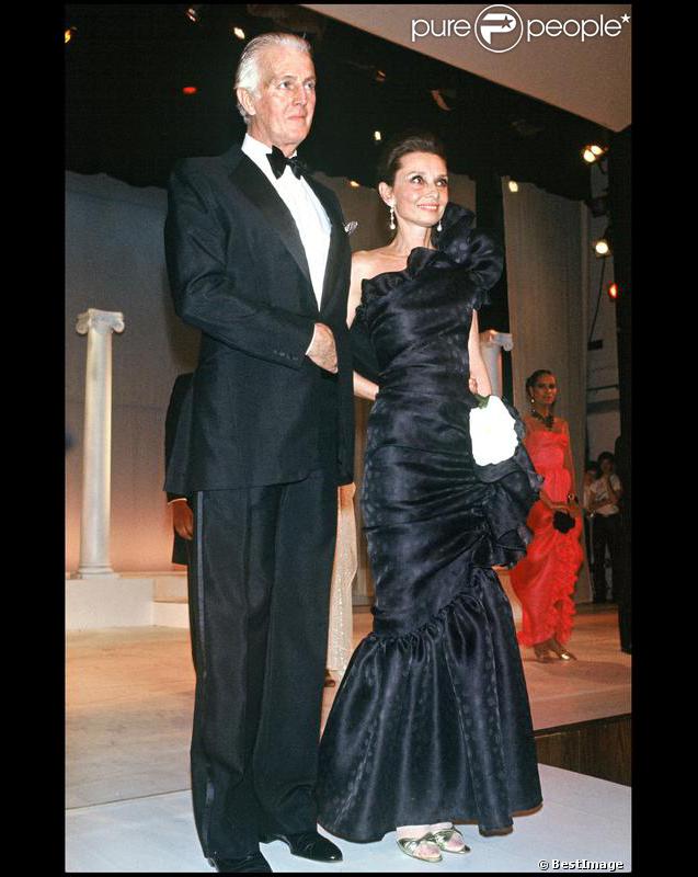 Audrey Hepburn et sa célèbre noire, aux côtés de Hubert de Givenchy. Paris, le 12 mai 1982. 