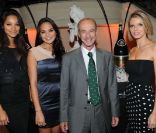 Sylvie Tellier, Valérie Bègue et Cindy Fabre entourent Denis Cans (PDG Nestlé Waters) lors de la soirée S. Pellegrino avec BVLGARI à la piscine du Ritz le 17 octobre 2011 à Paris 