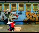 Coldplay trompe énormément dans le clip de Paradise , second extrait de Xylo Myloto : devant la caméra du complice Mat Whitecross, Chris Martin devient éléphant et lutte pour retrouver la savane. Excellent !