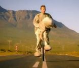 Coldplay en road-movie safari dans le clip de  Paradise , second extrait de  Xylo Myloto  : devant la caméra du complice Mat Whitecross, Chris Martin devient éléphant et lutte pour retrouver la savane. Excellent !