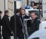 Raphael Enthoven est venu rendre visite à son ex compagne Carla Bruni, il était accompagné de leur fils Aurélien.