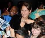 Maud Fontenoy entourée de centaines d\'enfants en visite à la Villette à Paris le 20 octobre 2011
