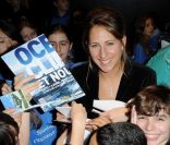 La navigatrice Maud Fontenoy a présenté son programme pédagogique entouré de centaines d\'enfants à la Villette à Paris le 20 octobre 2011
