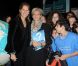 Maud Fontenoy entourée de centaines d'enfants en visite à la Villette à Paris le 20 octobre 2011