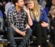 Adam Levine (photo : en avril 2011 avec sa compagne Anna Vyalitsina à un match des Lakers), malgré ses activités en télé, a flingué Fox News.