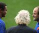 Thierry Dusautoir, Jean-Pierre Rives et William Servat lors du dernier entraînement du XV tricolore avant la finale de la Coupe du monde de rugby le 22 octobre 2011 à l'Eden Park d'Auckland