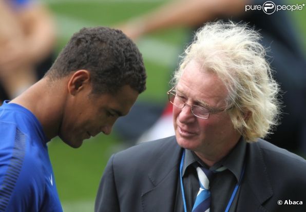 Thierry Dussautoir et Jean-Pierre Rives lors du dernier entraînement du XV tricolore avant la finale de la Coupe du monde de rugby le 22 octobre 2011 à l'Eden Park d'Auckland