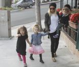 Nicole Richie en compagnie de ses enfants Harlow et Sparrow à Los Angeles le 24 octobre 2011