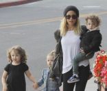 Nicole Richie en compagnie de ses enfants Harlow et Sparrow à Los Angeles le 24 octobre 2011