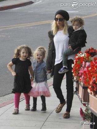 Nicole Richie en compagnie de ses enfants Harlow et Sparrow à Los Angeles le 24 octobre 2011