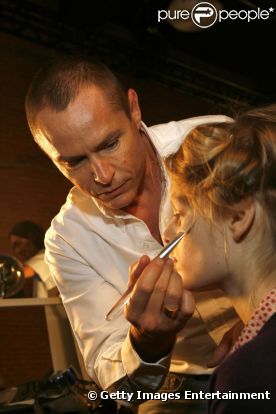 Tom Pecheux, Creative Makeup Director d'Estée Lauder en backstage du défilé Derek Lam.
