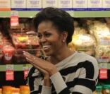 Michelle Obama à Chicago a rendu visite aux employés d\'un supermarché Walgreen qui commercialise des produits frais, sains et accessibles. Le 25 octobre 2011<br />