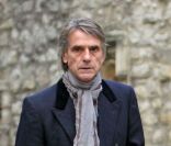 Jeremy Irons assiste à la messe en l\'honneur de Josephine Hart, Lady Saatchi, en l\'abbaye de Westminster, à Londres, le 24 octobre 2011.