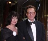  Joséphine Hart, avec son époux Lord Maurice Saatchi, en 1998 