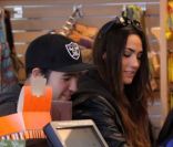 Pete Wentz et sa petite amie arrivent à la caisse d'un supermarché bio, le mercredi 12 octobre 2011 à Los Angeles.