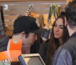Pete Wentz et sa petite amie à la caisse d\'un supermarché bio, le mercredi 12 octobre 2011 à Los Angeles.