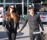 Pete Wentz et sa petite amie sortent d\'un supermarché bio, le mercredi 12 octobre 2011 à Los Angeles.