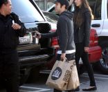 Pete Wentz et sa petite amie se rendent dans un supermarché bio, le mercredi 12 octobre 2011 à Los Angeles.