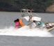 Jésus Luz et sa nouvelle chérie, font du bateau sur le lac Lagoa, à Rio de Janeiro, le 10 octobre 2011